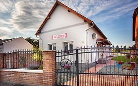Mona Apartman